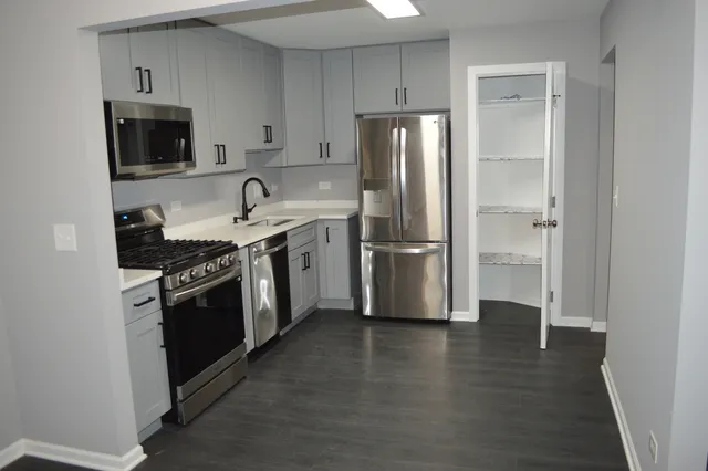 $325,000 | 225 Thornapple Court, Unit 225, Buffalo Grove, IL 60089