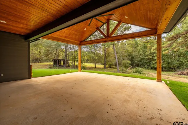 a view of a house with porch and yard