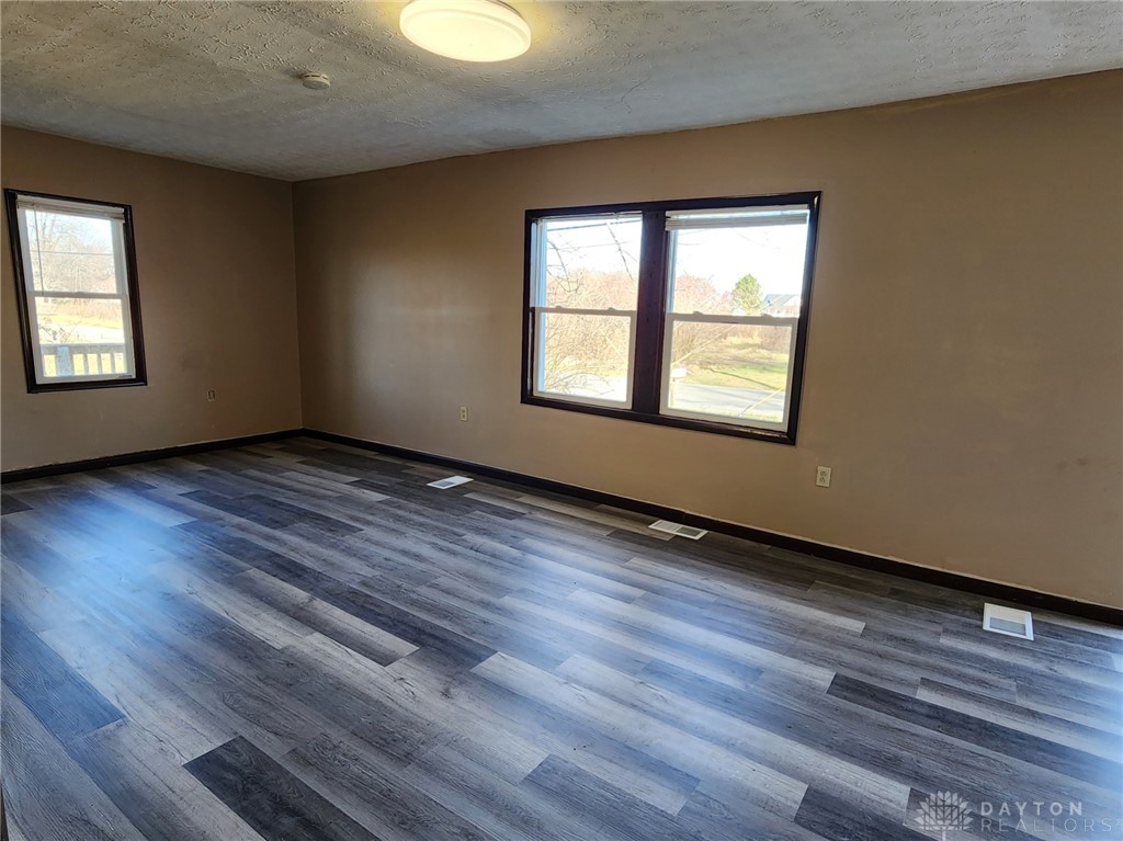 3559 South Tecumseh Road Springfield, OH 45502 - Photo 4 of 18