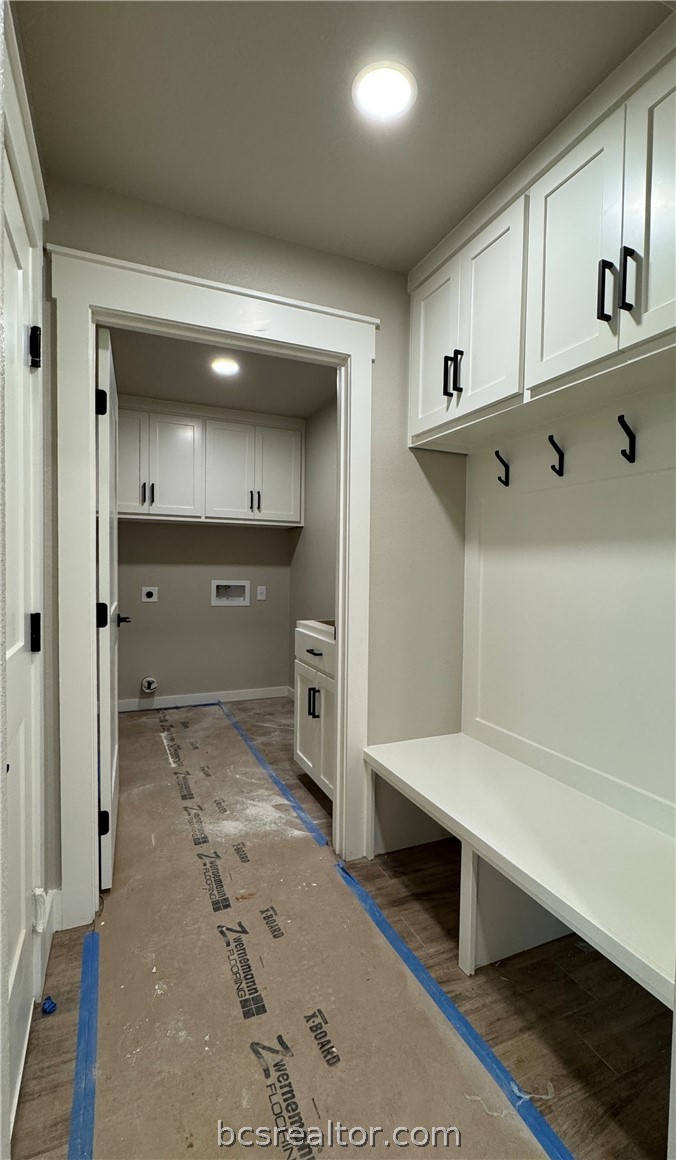 309 Wheelock Street Franklin, TX 77856 - Photo 7 of 15 a bathroom with a double vanity sink and mirror