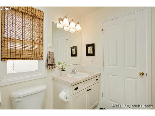152 Ridgeway Road Lake Oswego, OR 97034 - Photo 13 of 16 Bathroom, Attached