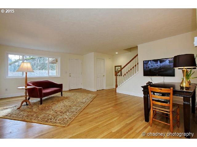 152 Ridgeway Road Lake Oswego, OR 97034 - Photo 5 of 16 Living Room