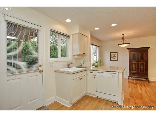 152 Ridgeway Road Lake Oswego, OR 97034 - Photo 8 of 16 Kitchen/Dining Room