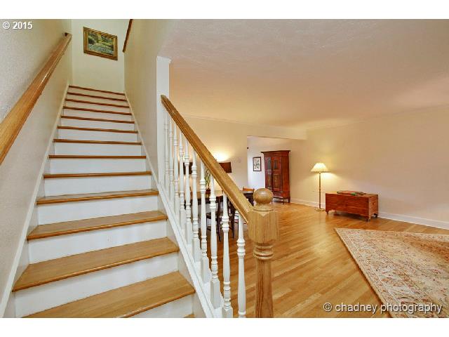 152 Ridgeway Road Lake Oswego, OR 97034 - Photo 10 of 16 Staircase