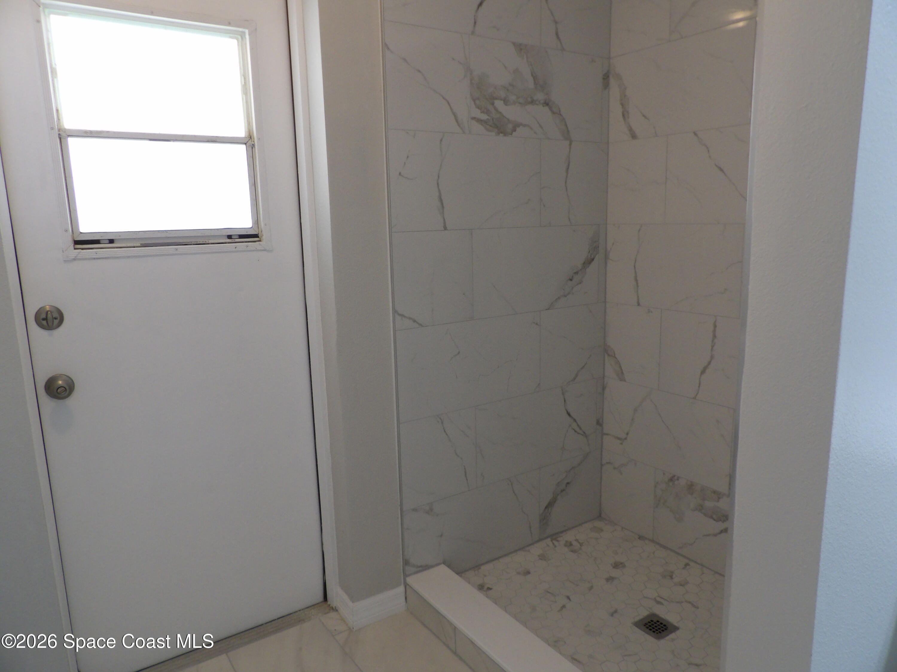 542 Octavius Road Southwest Palm Bay, FL 32908 - Photo 27 of 33 a bathroom with a bathtub