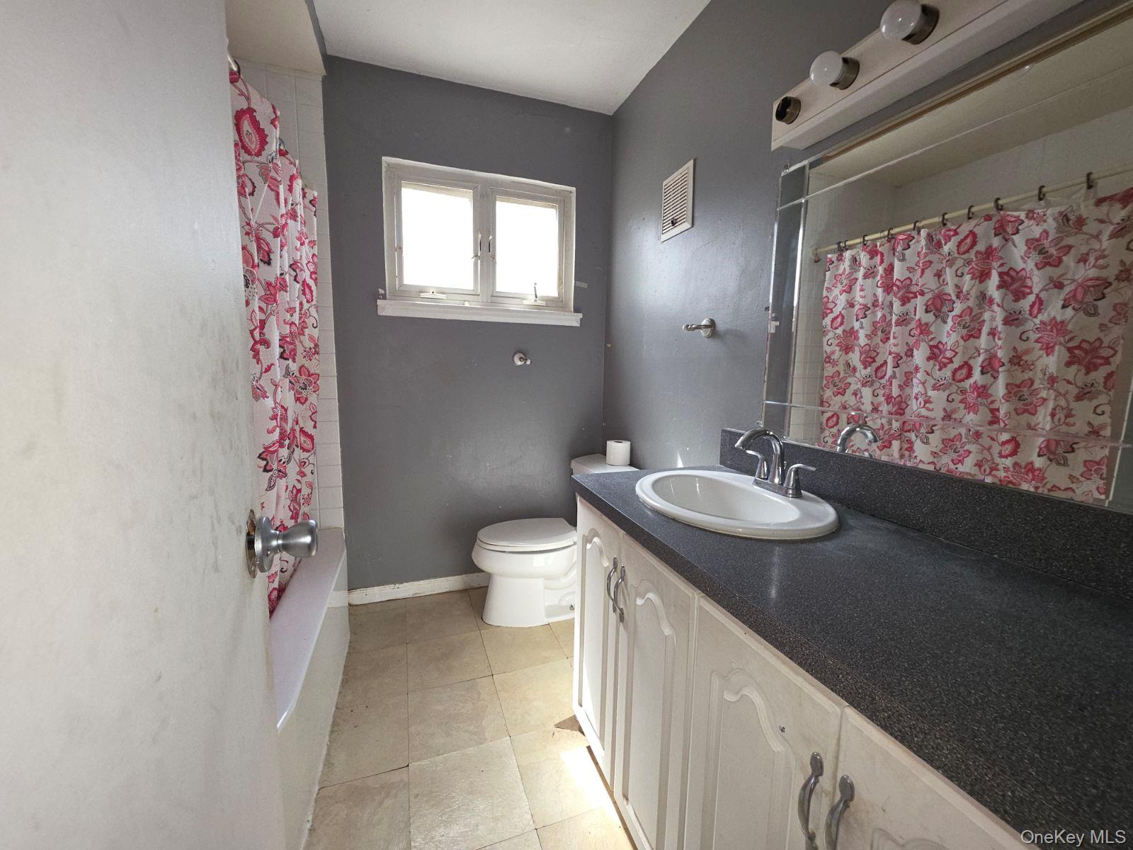 863 North Street Peekskill, NY 10566 - Photo 12 of 24 Full bath with tub. Floor 1.