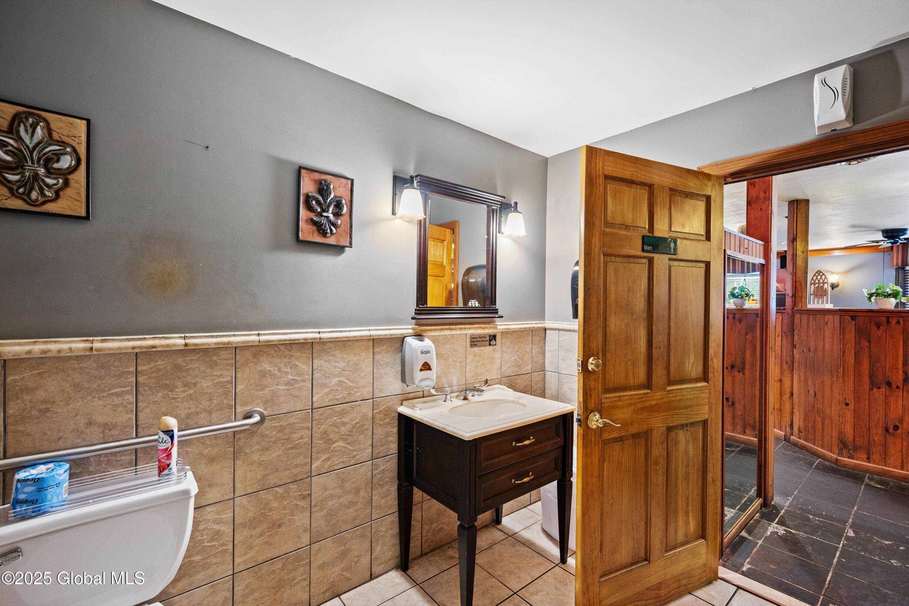 7756 Highway 5 Clinton, NY 13323 - Photo 13 of 39 Restaurant - bathroom