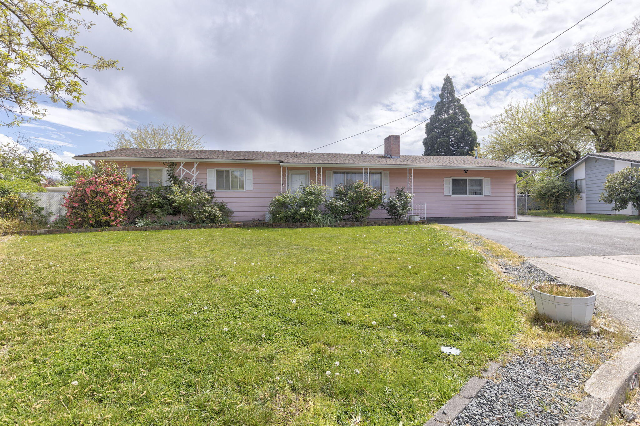 207 Holiday Lane Central Point, OR 97502 - Photo 1 of 38 207 Holiday Ln