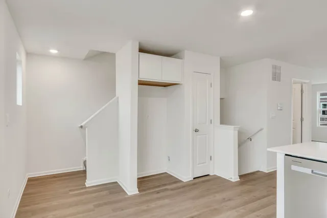 $380,990 | 434 Lakeshore Court, St. Charles, IL 60174