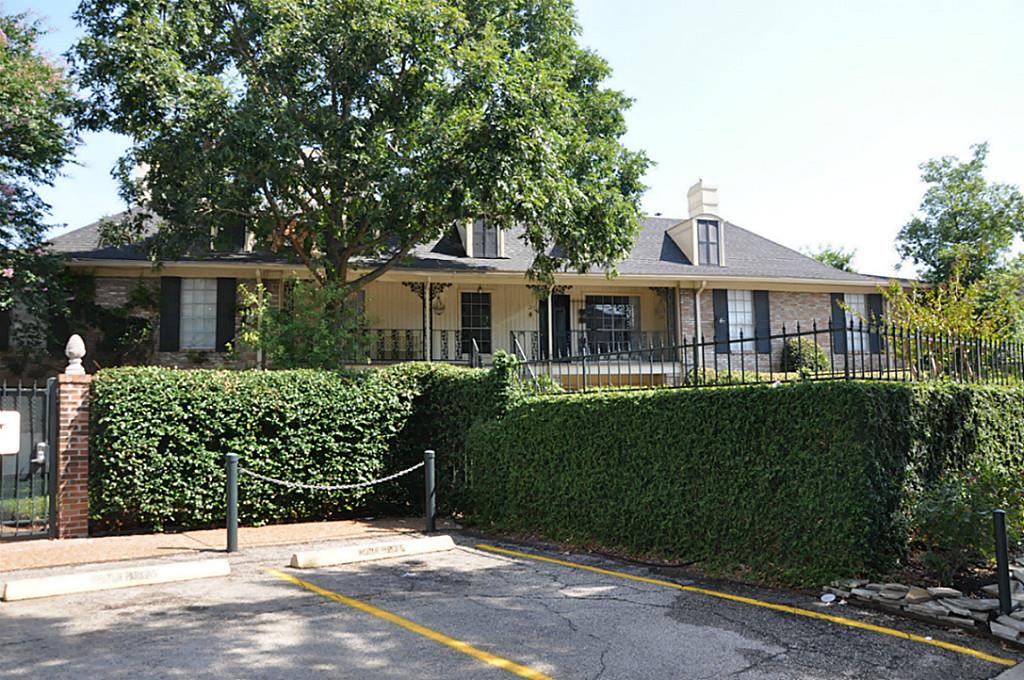 800 Post Oak Boulevard, Unit 72 Houston, TX 77056 - Photo 11 of 11 a front view of a house with a garden
