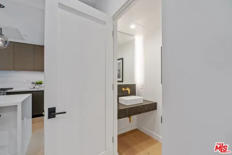 $5,999 | 853 1/2 North Detroit Street, Los Angeles, CA 90046