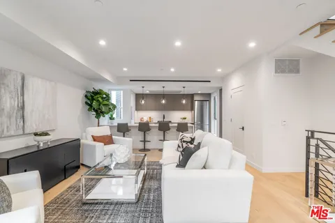 $5,999 | 853 1/2 North Detroit Street, Los Angeles, CA 90046