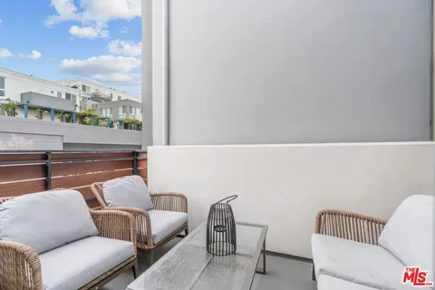 $5,999 | 853 1/2 North Detroit Street, Los Angeles, CA 90046