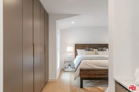 $5,999 | 853 1/2 North Detroit Street, Los Angeles, CA 90046