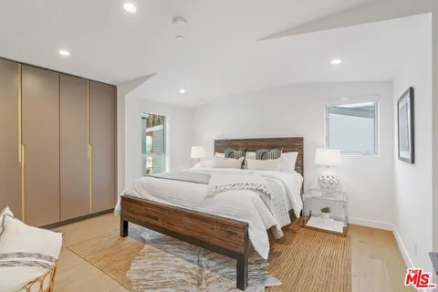 $5,999 | 853 1/2 North Detroit Street, Los Angeles, CA 90046