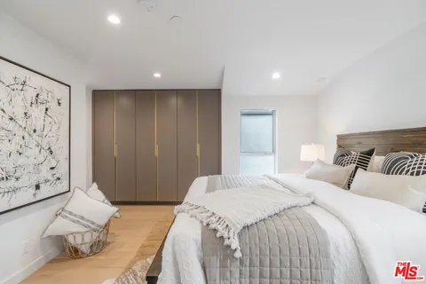 $5,999 | 853 1/2 North Detroit Street, Los Angeles, CA 90046