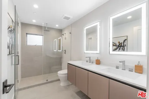 $5,999 | 853 1/2 North Detroit Street, Los Angeles, CA 90046