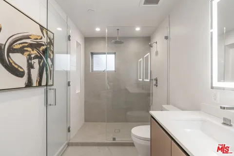 $5,999 | 853 1/2 North Detroit Street, Los Angeles, CA 90046