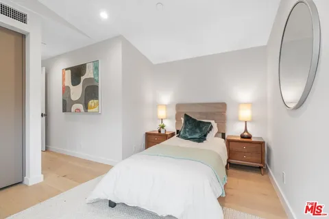 $5,999 | 853 1/2 North Detroit Street, Los Angeles, CA 90046