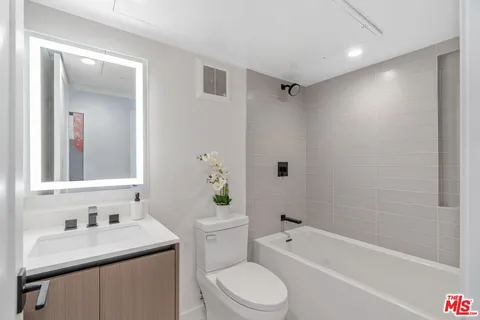 $5,999 | 853 1/2 North Detroit Street, Los Angeles, CA 90046