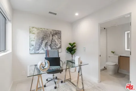 $5,999 | 853 1/2 North Detroit Street, Los Angeles, CA 90046