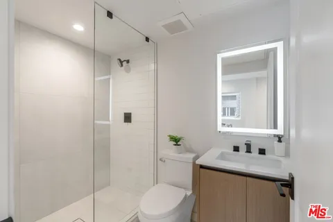 $5,999 | 853 1/2 North Detroit Street, Los Angeles, CA 90046