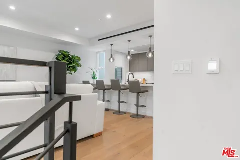 $5,999 | 853 1/2 North Detroit Street, Los Angeles, CA 90046