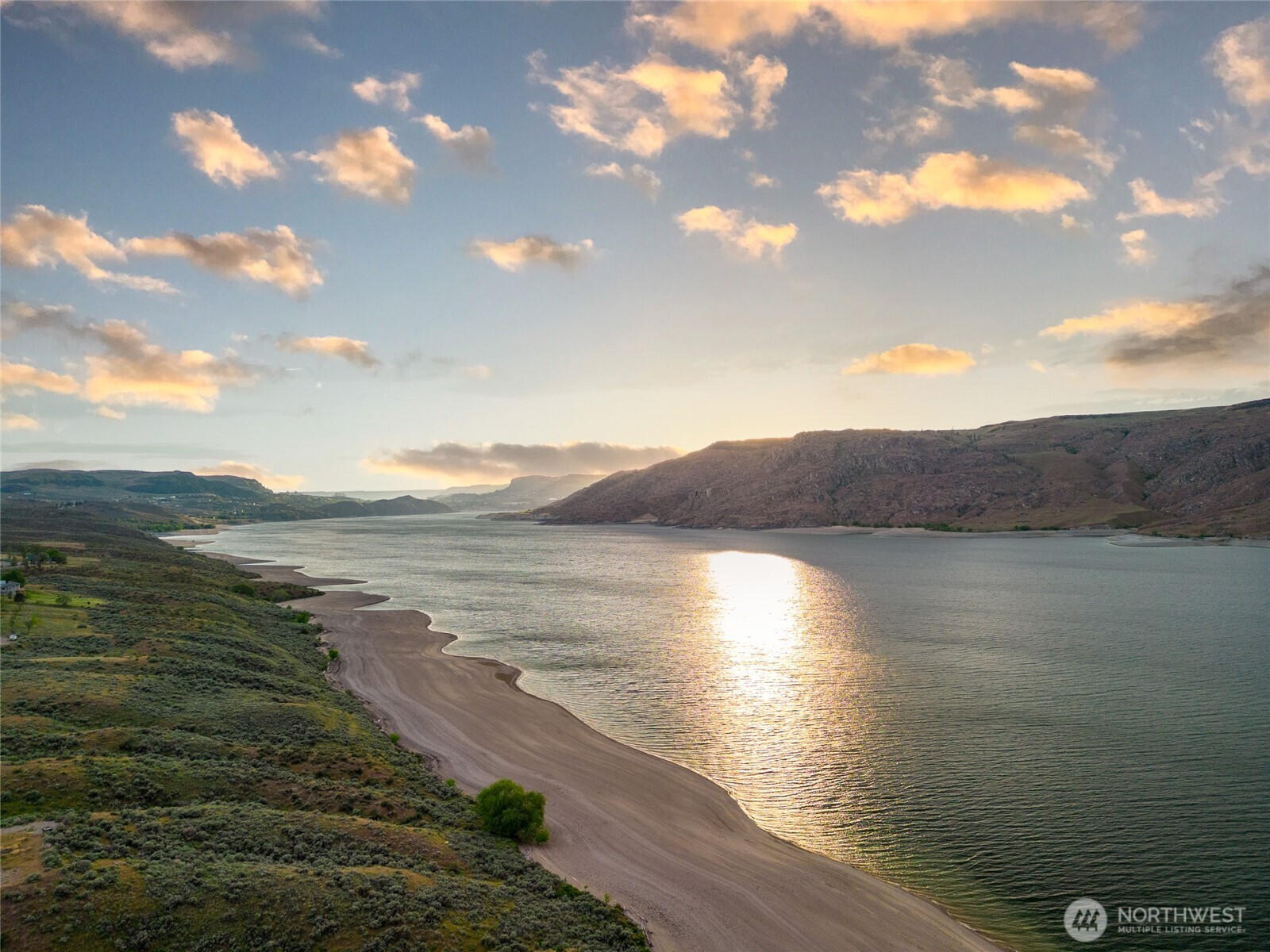 4205 Plum Point Road Grand Coulee, WA 99133 - Photo 2 of 39 a view of lake