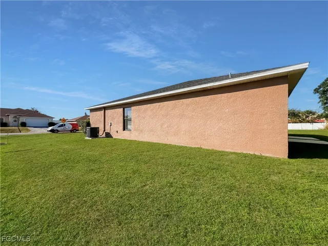 a view of a back yard of the house