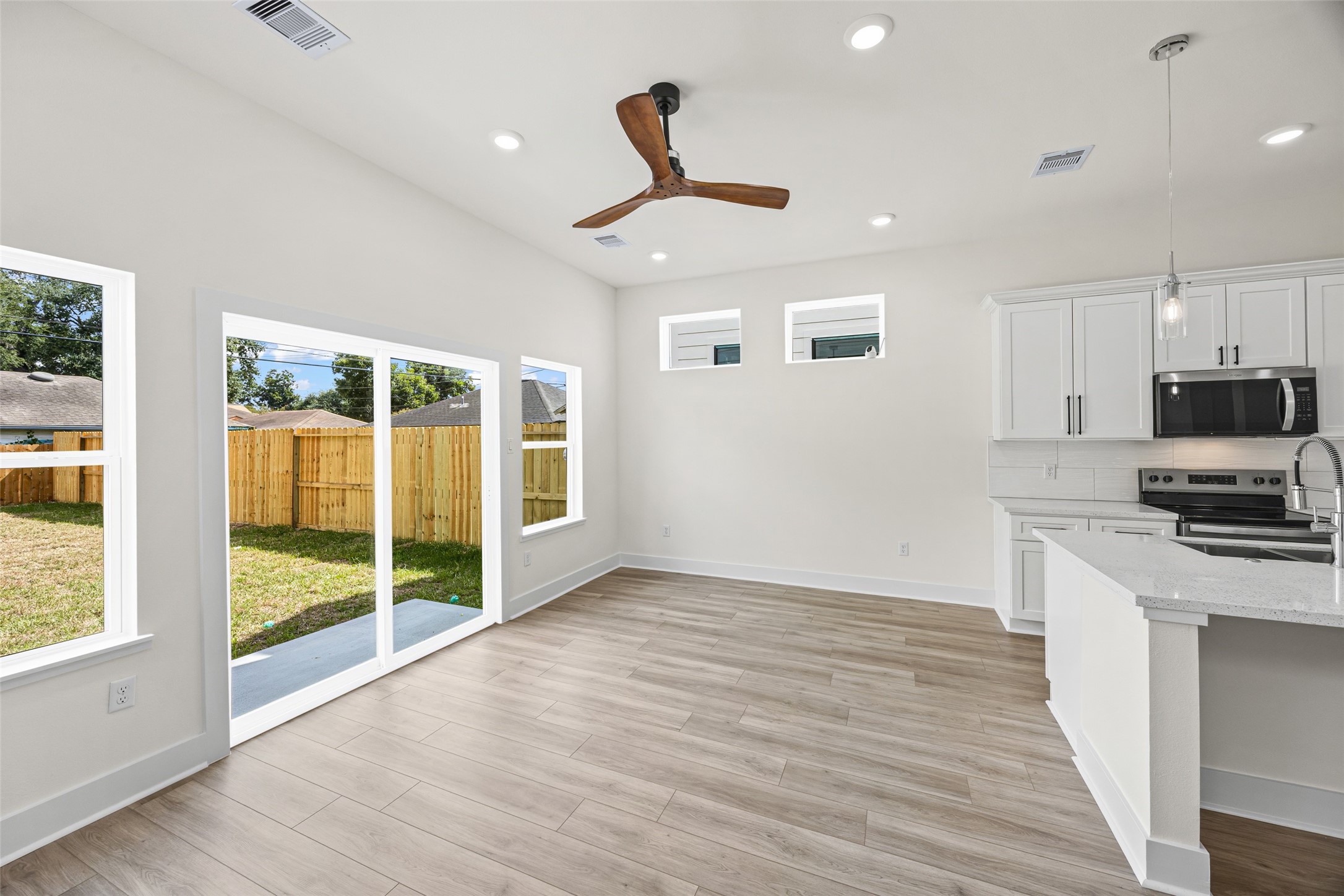 443 Hahlo Street Houston, TX 77020 - Photo 15 of 27 Family Area / Living Room
