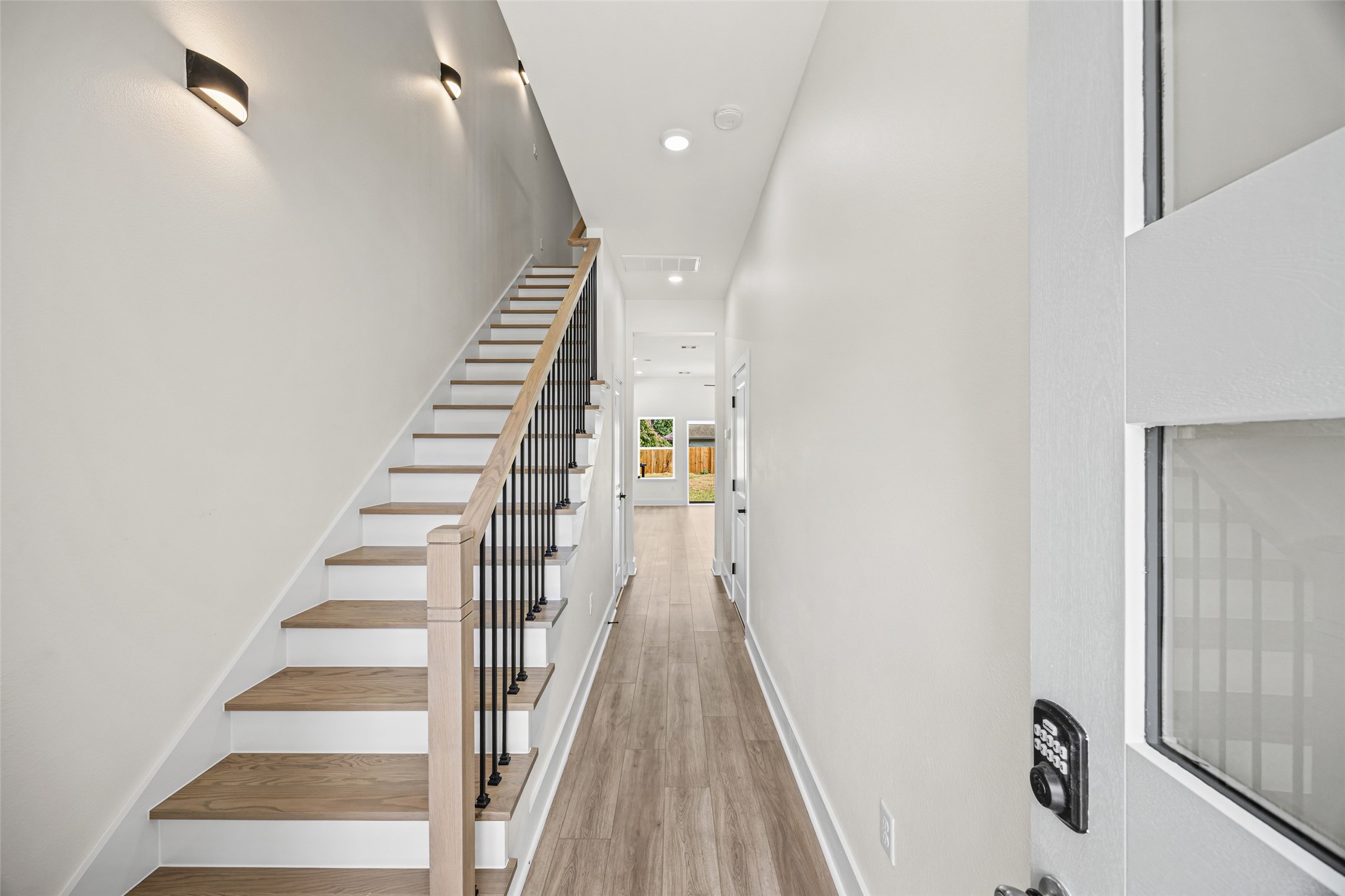 443 Hahlo Street Houston, TX 77020 - Photo 6 of 27 Front Entryway