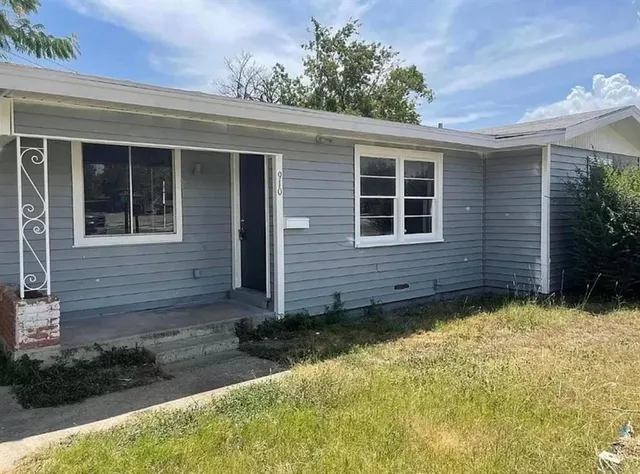 $1,300 | 910 Circle Drive, Bowie, TX 76230