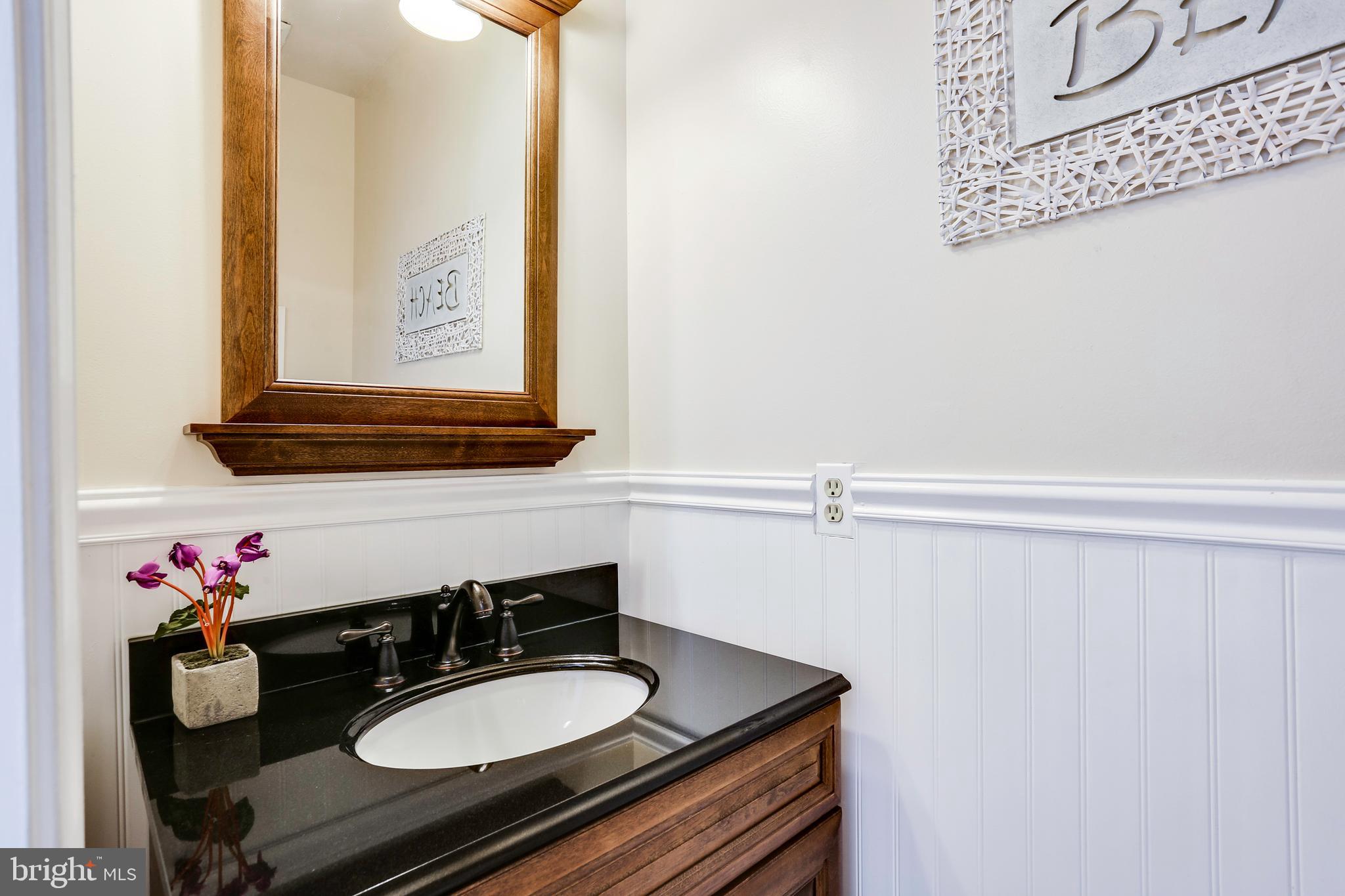 407 River Road Arnold, MD 21012 - Photo 17 of 31 Main level powder room