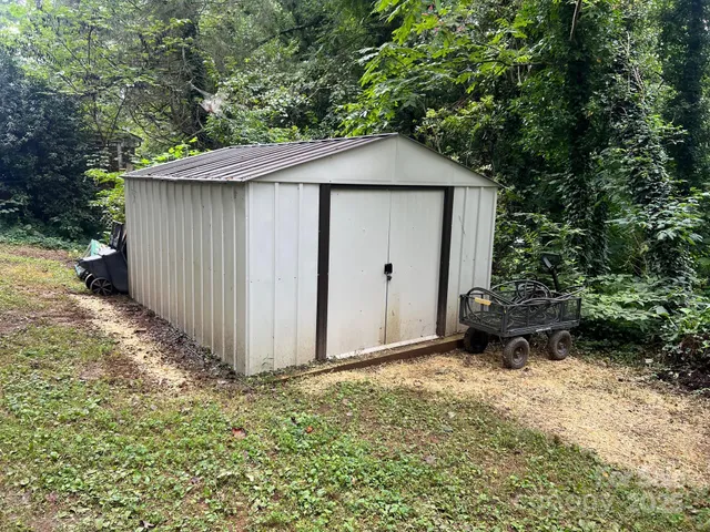a view of a house with backyard and a tree