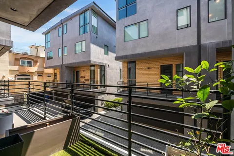 $1,599,000 | 4425 North Studio Place, Studio City, CA 91602