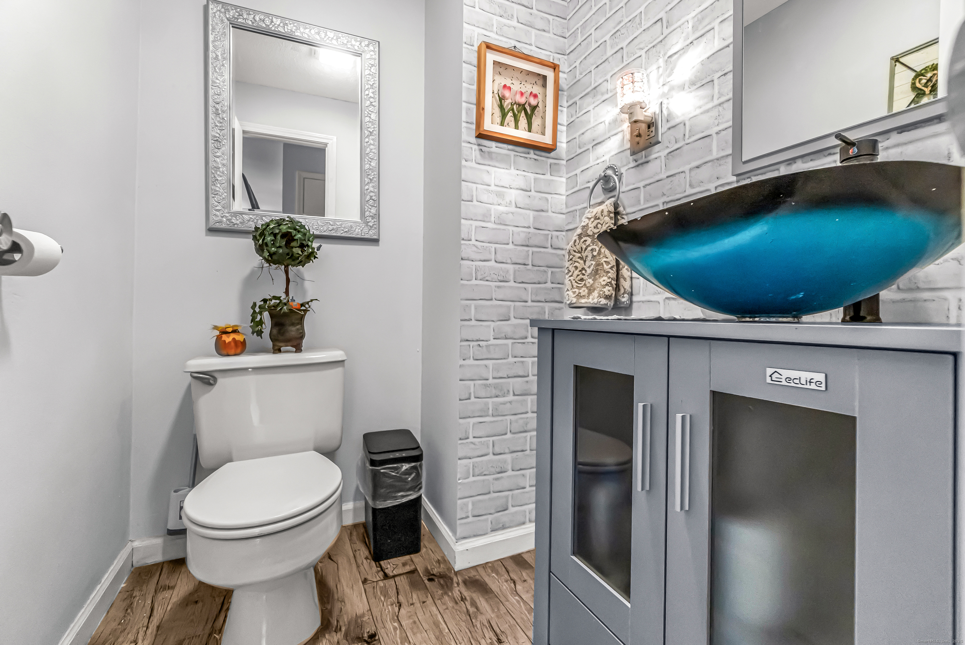 35 Kent Avenue Bridgeport, CT 06610 - Photo 4 of 27