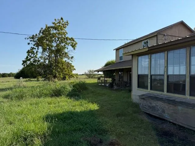 a view of a house with backyard and garden