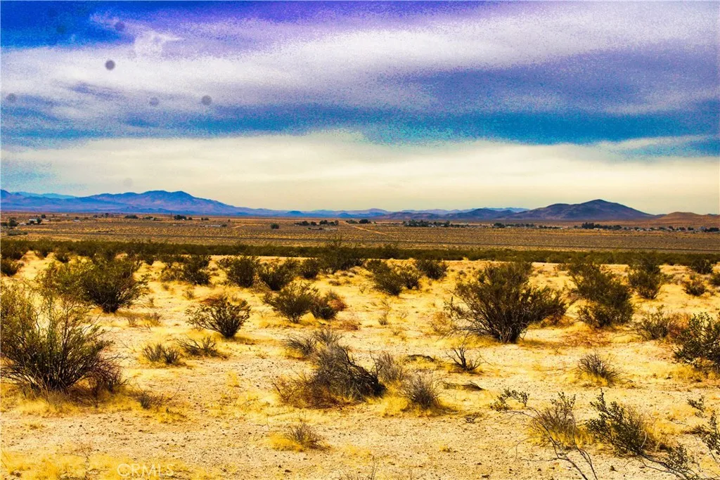 777 Valley Wells Road Hinkley, CA 92347 - Photo 32 of 50 a view of lake and sunset