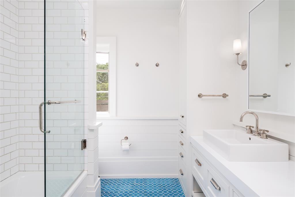 17 Robledo Drive Dallas, TX 75230 - Photo 27 of 40 a bathroom with a bathtub and a sink