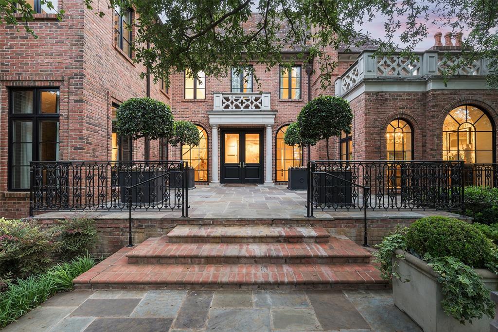 17 Robledo Drive Dallas, TX 75230 - Photo 3 of 40 a front view of a house