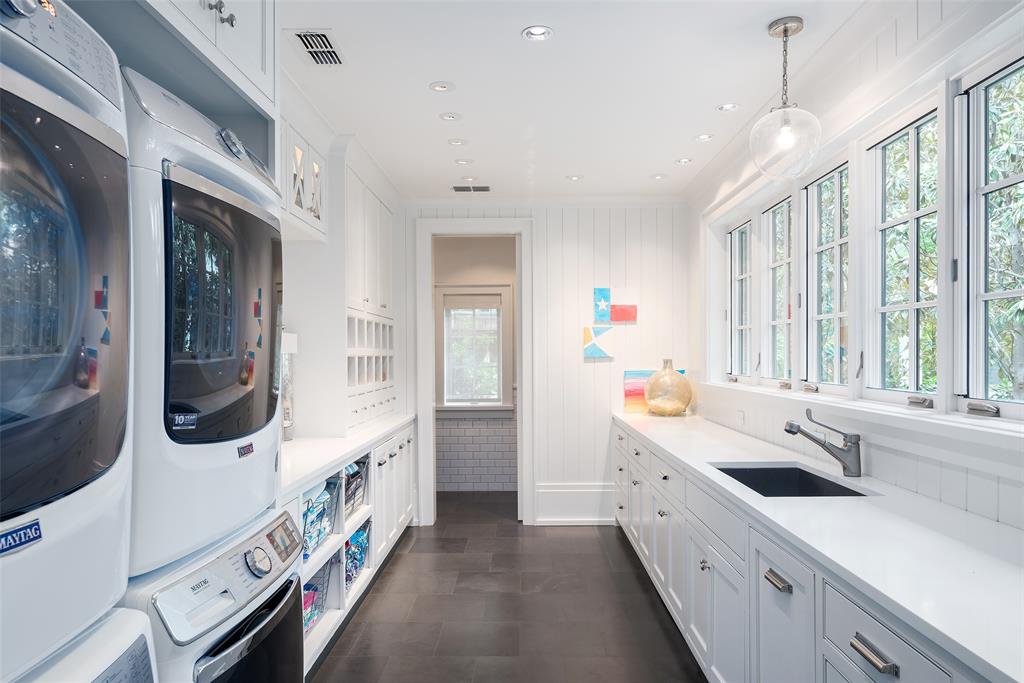 17 Robledo Drive Dallas, TX 75230 - Photo 32 of 40 a very nice looking room with a large window