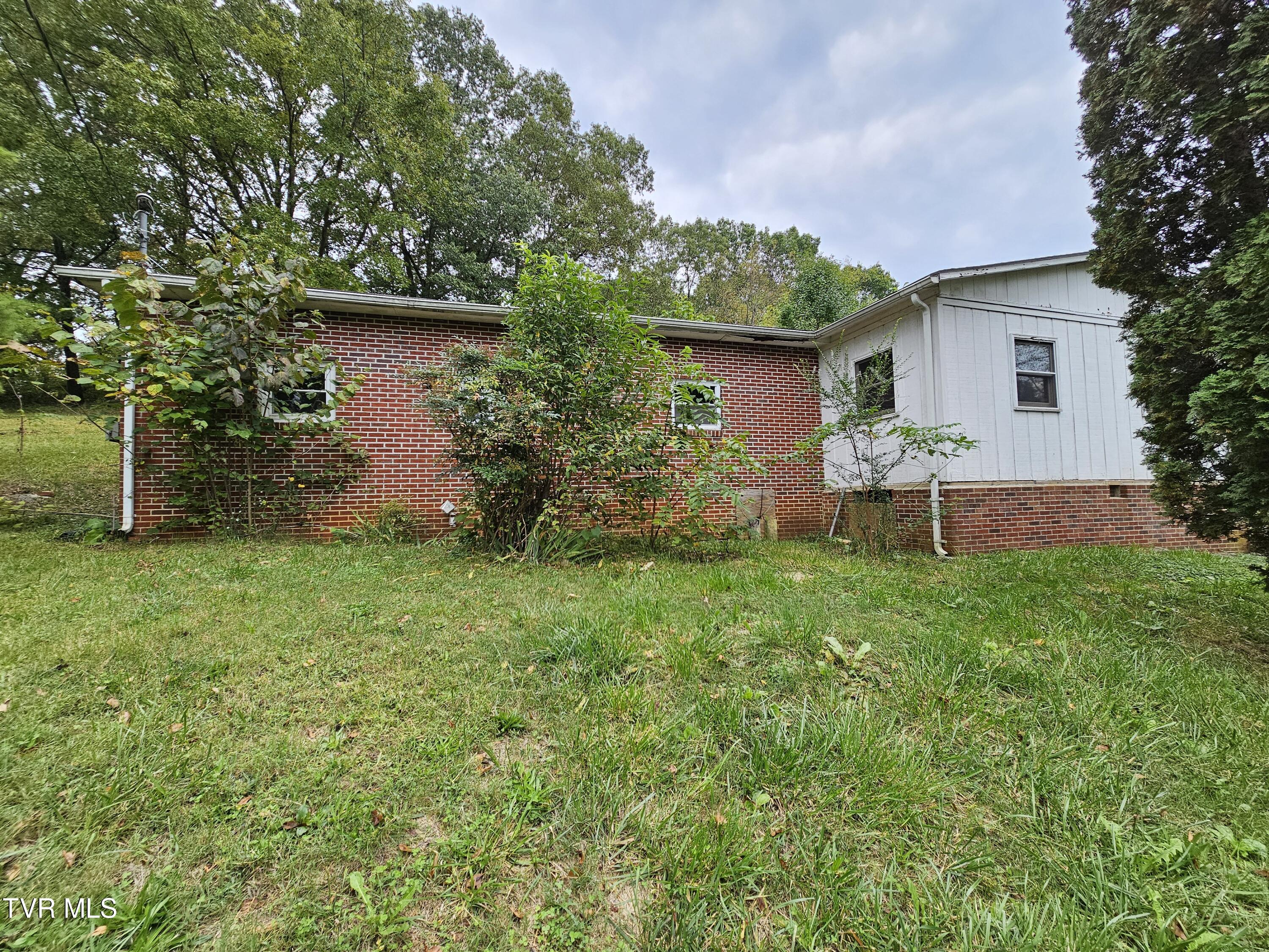 236 Old Watauga Road Elizabethton, TN 37643 - Photo 4 of 55 20241004_141532
