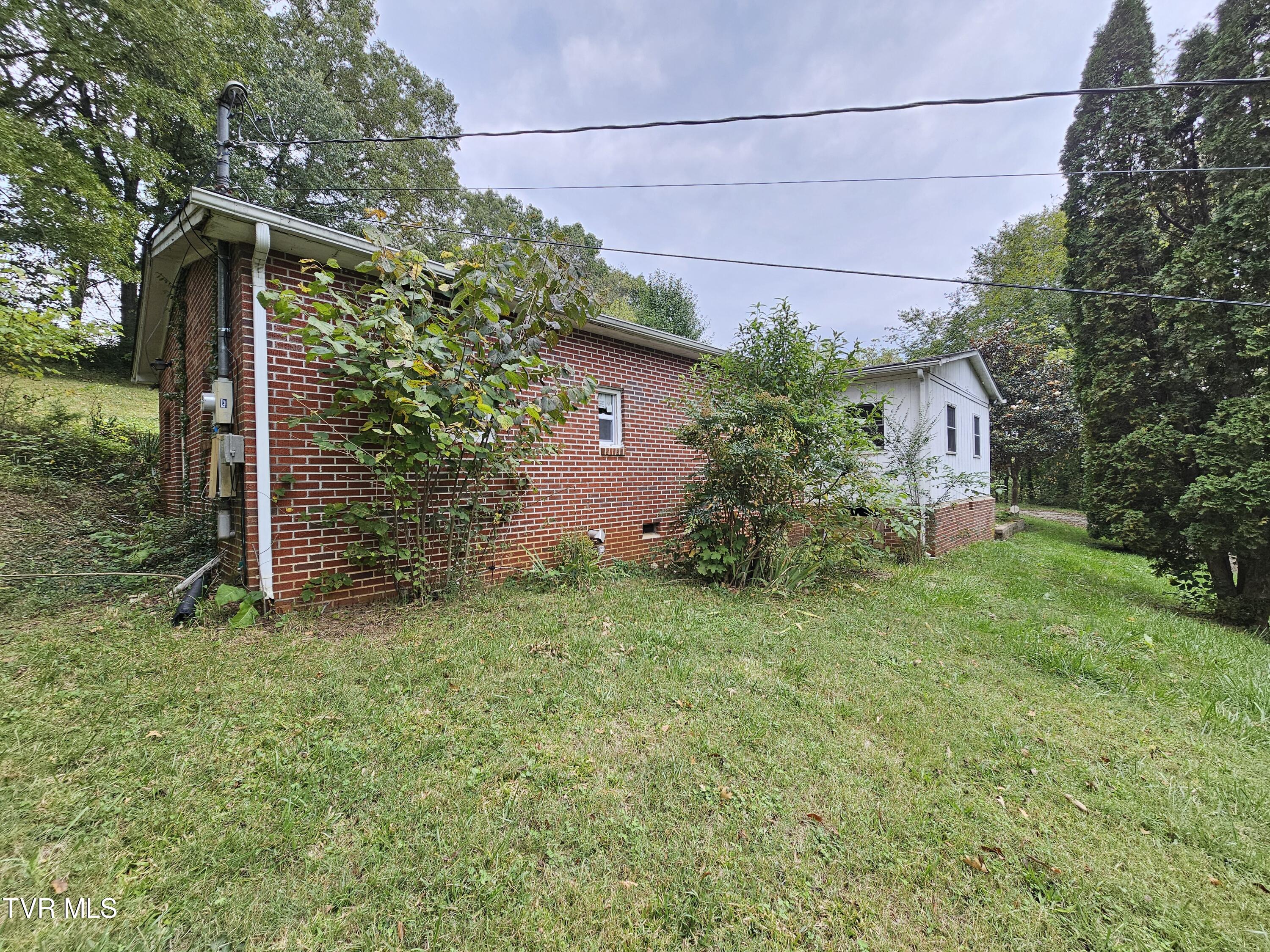 236 Old Watauga Road Elizabethton, TN 37643 - Photo 5 of 55 20241004_141541