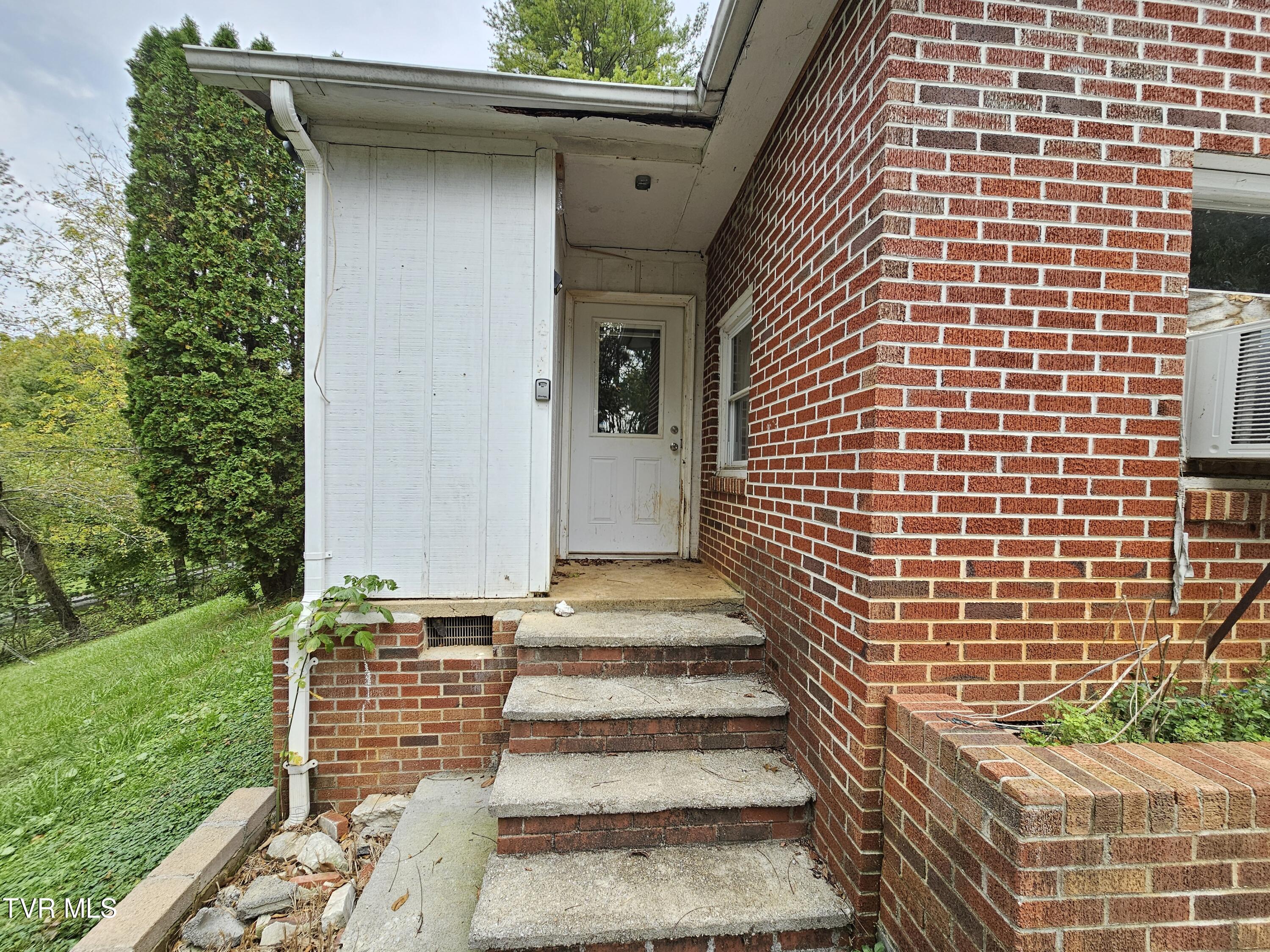 236 Old Watauga Road Elizabethton, TN 37643 - Photo 8 of 55 20241004_142420