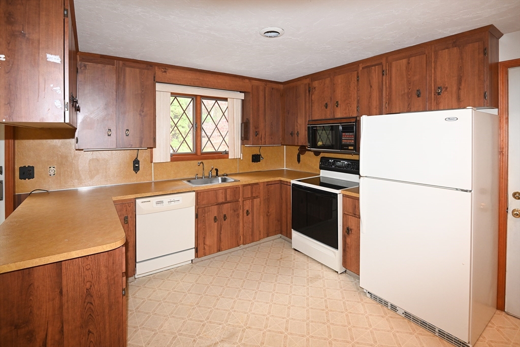 73 Braeburn Court Falmouth, MA 02536 - Photo 4 of 12