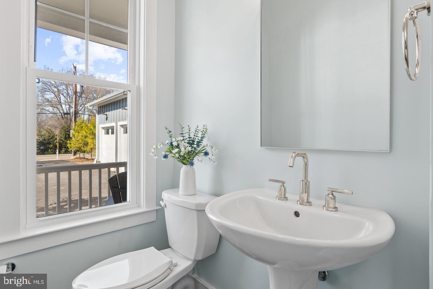 8633 Fort Hunt Road Alexandria, VA 22308 - Photo 26 of 62 Bathroom on the main level