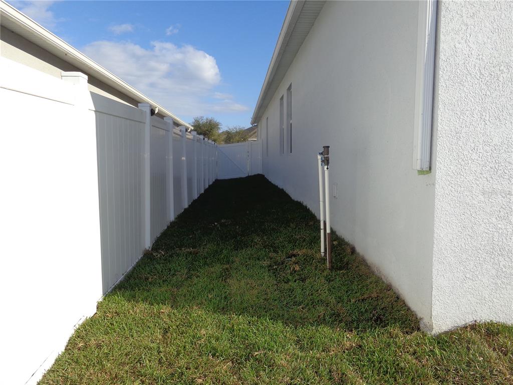 10148 Florence Ridge Drive Clermont, FL 34711 - Photo 41 of 50 a backyard of a house