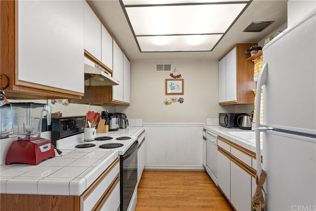 16874 Donwest, Unit 75 Tustin, CA 92780 - Photo 10 of 23 a kitchen that has a sink and a stove