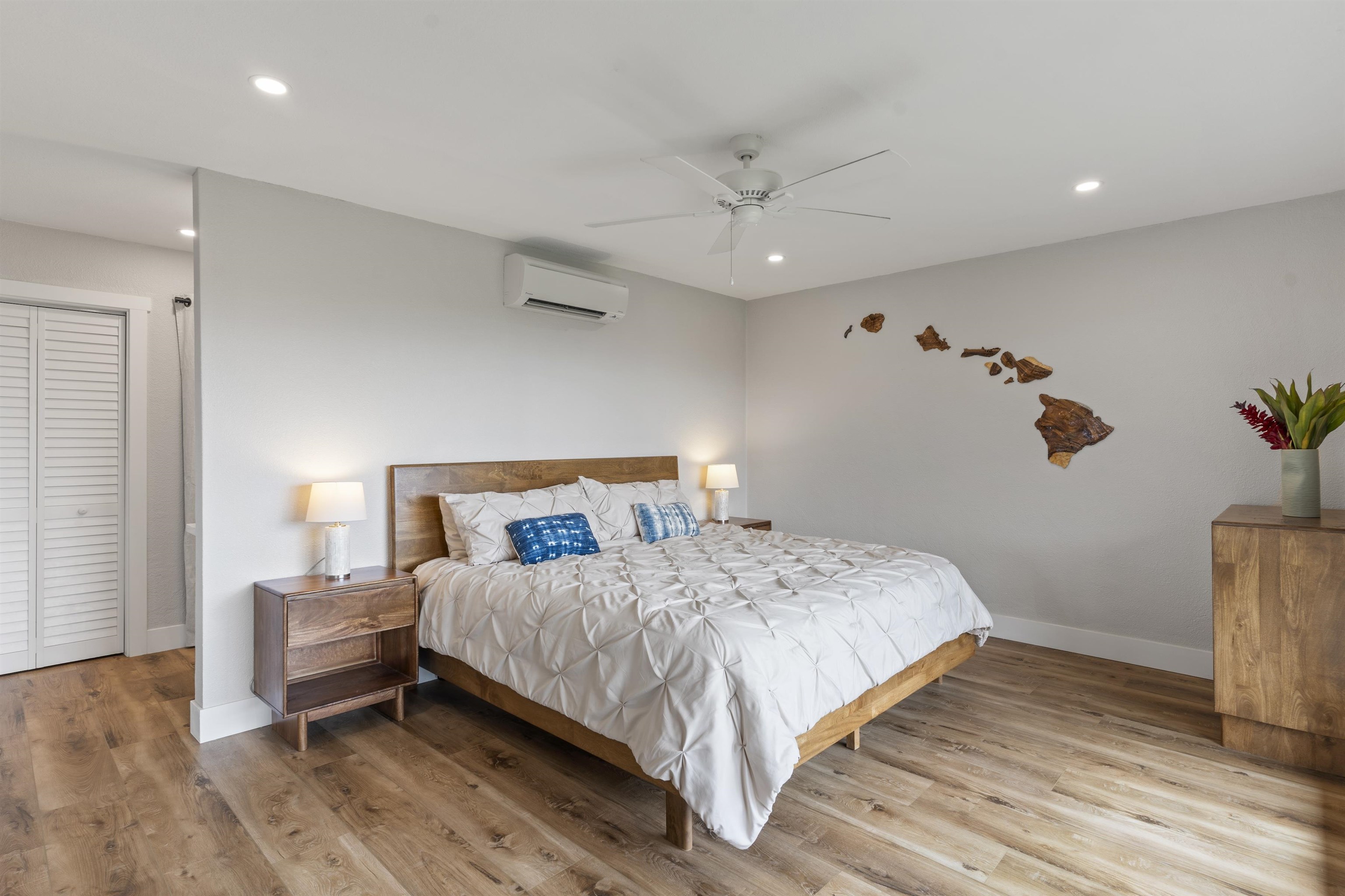 150 Puukolii Road, Unit 43 Lahaina, HI 96761 - Photo 25 of 31 a bedroom with a bed and a chandelier