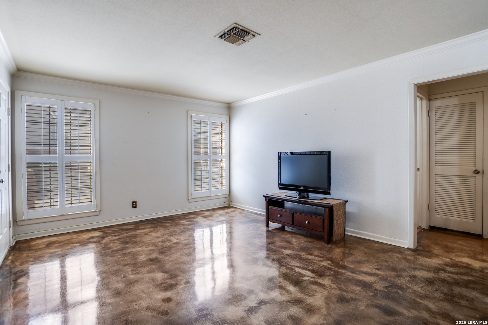 5359 Fredericksburg, Unit 515 San Antonio, TX 78229 - Photo 5 of 25 a living room with furniture and a flat screen tv
